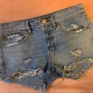 BDG Essential Mid Rise Shorts in Light-Medium Wash